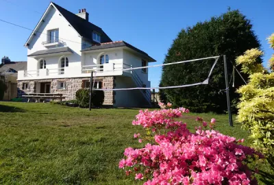 Bed-and-desk_la-villa-broceliande-de-david-3 Bed-and-desk_la-villa-broceliande-de-david-3