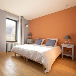 bed-and-desk_Ecolieu-de-Karine_Chambre4